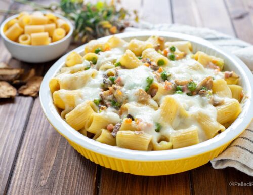 Pasta al forno con piselli, funghi e prosciutto cotto
