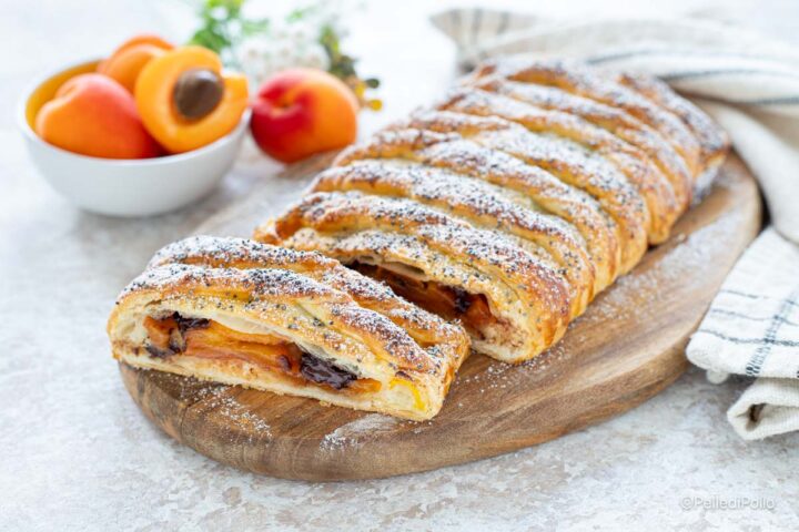 strudel con albicocche e cioccolato
