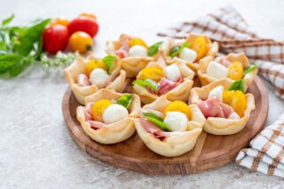 cestini di pasta brisée con mozzarella e prosciutto