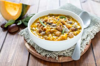 zuppa autunnale con zucca castagne funghi