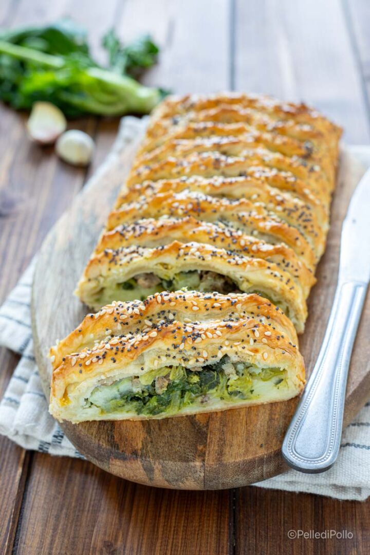 strudel di sfoglia con cime di rapa e salsiccia