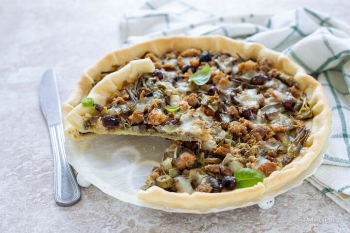 torta salata con carciofi e tonno