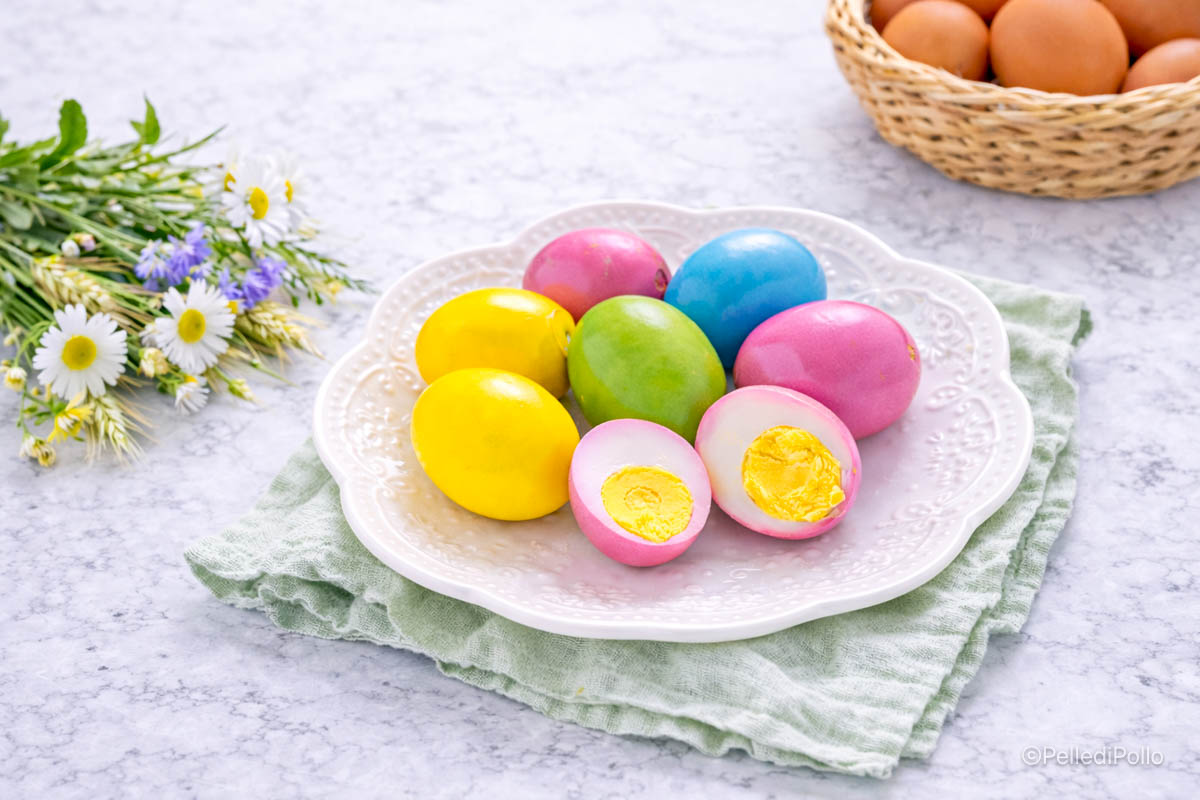 uova sode colorate di pasqua