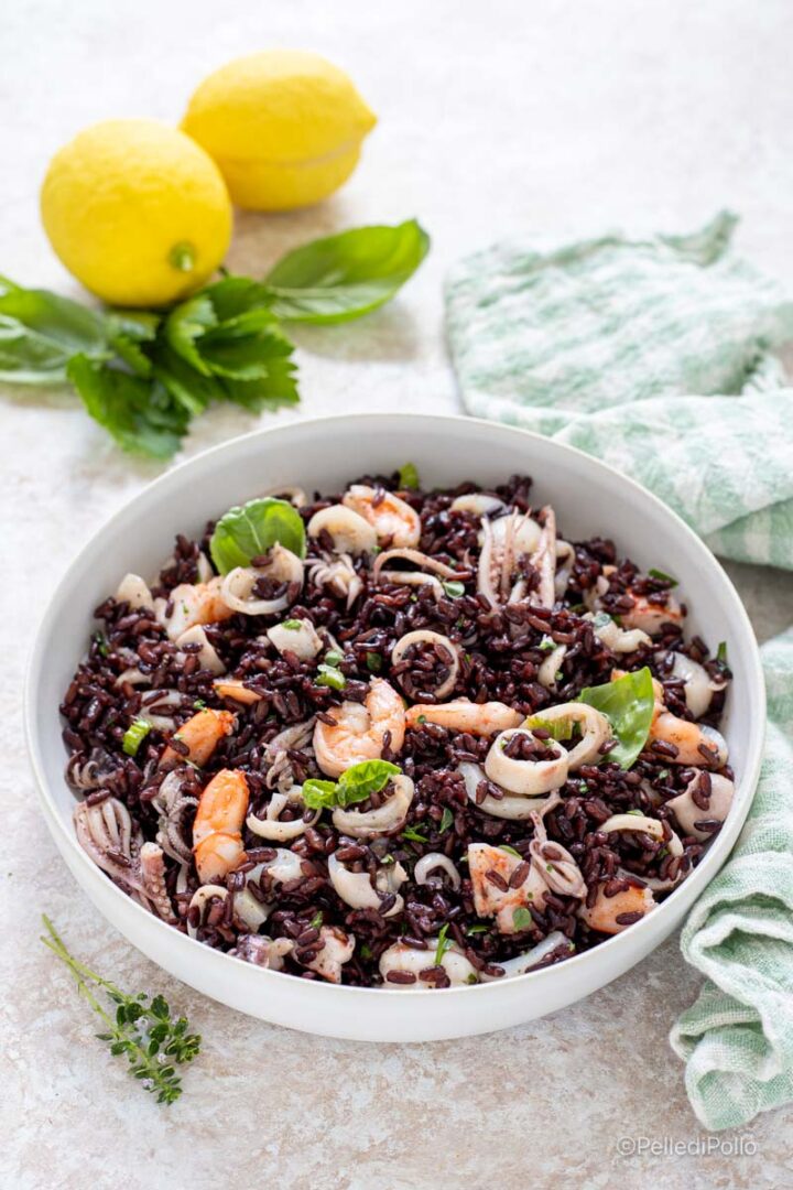 insalata di riso venere con gamberi e seppie