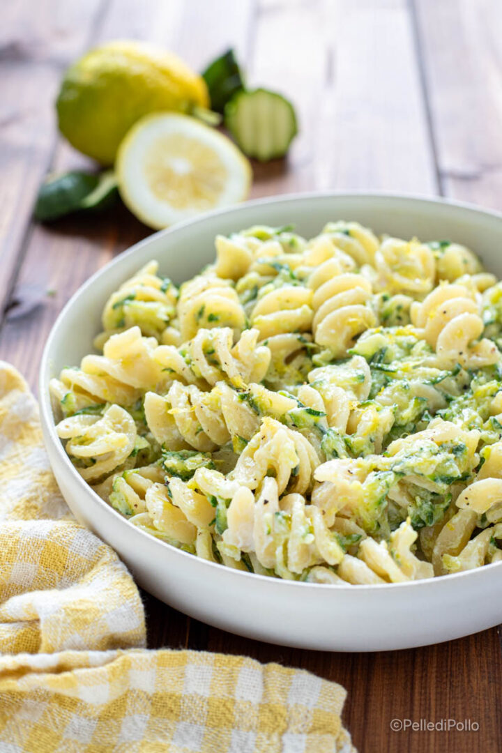pasta con crema di ricotta e zucchine