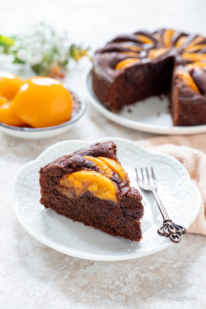 torta con pesche sciroppate e cioccolato
