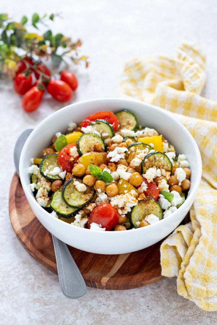 insalata con verdure, ceci e feta