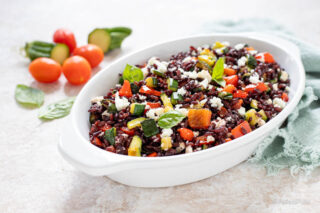 insalata di riso venere con feta e verdure
