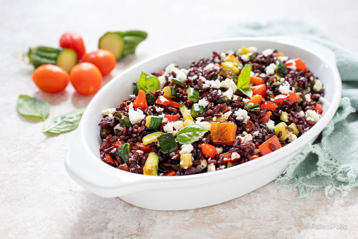 insalata di riso venere con feta e verdure