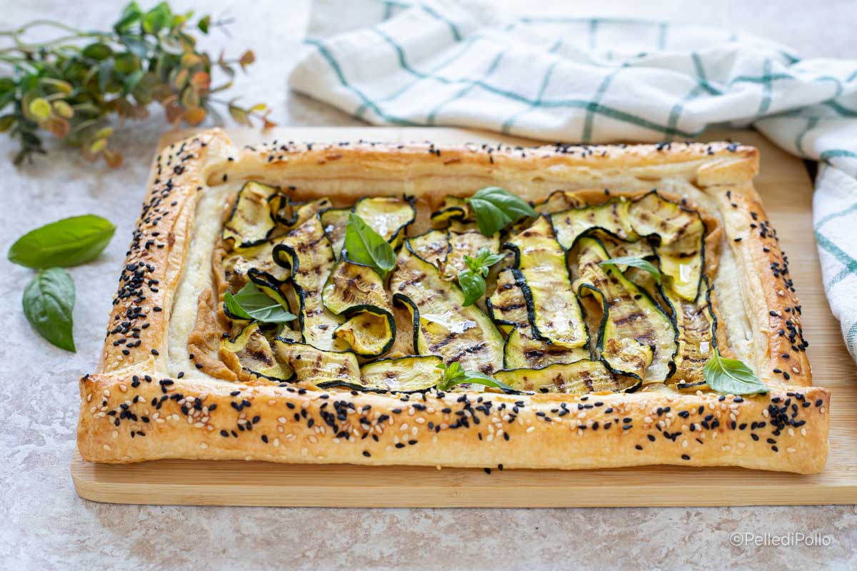 torta di sfoglia con hummus e zucchine