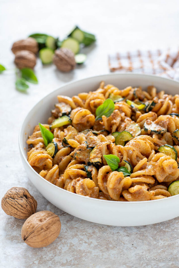 pasta al pesto di noci con zucchine