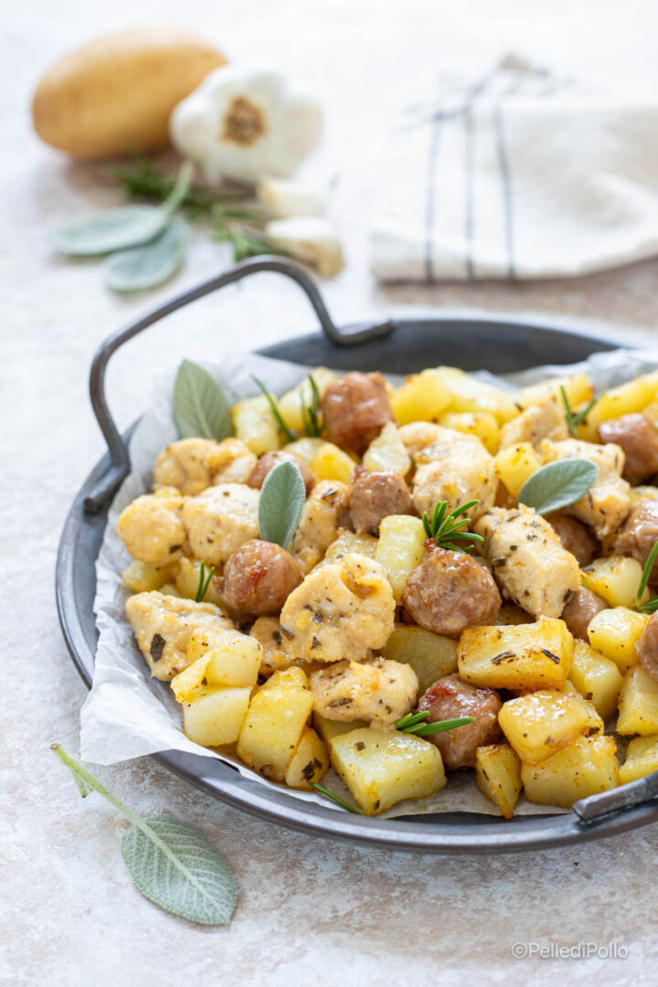 pollo con patate e salsiccia al forno