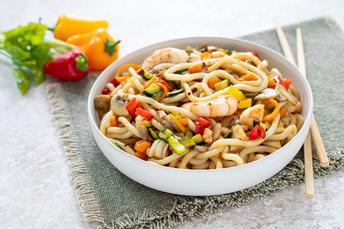udon con gamberi e verdure