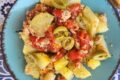 Insalata fredda di patate, peperoni e tonno.