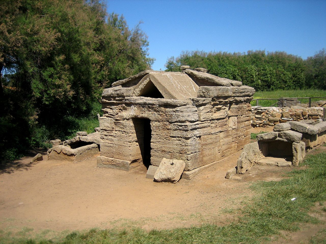 La tomba del bronzetto di offerente nella necropoli di San Cerbone