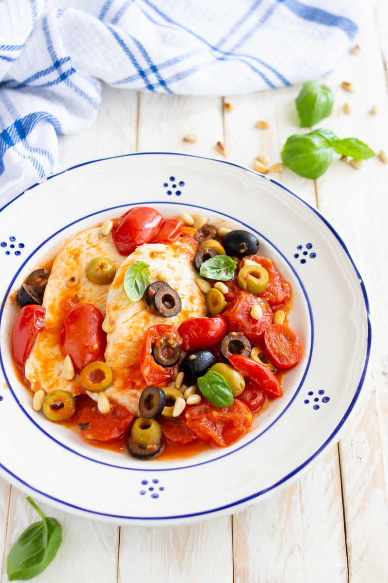Petto di pollo con olive, pomodorini e pinoli, ricetta facile e sfiziosa