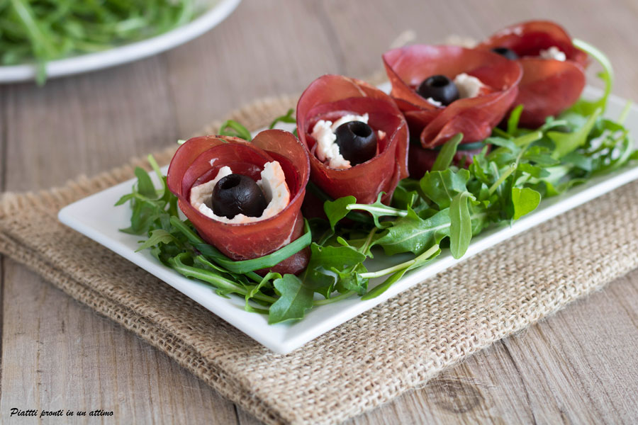 ROSE DI BRESAOLA E PHILADELPHIA: RICETTA ESTIVA