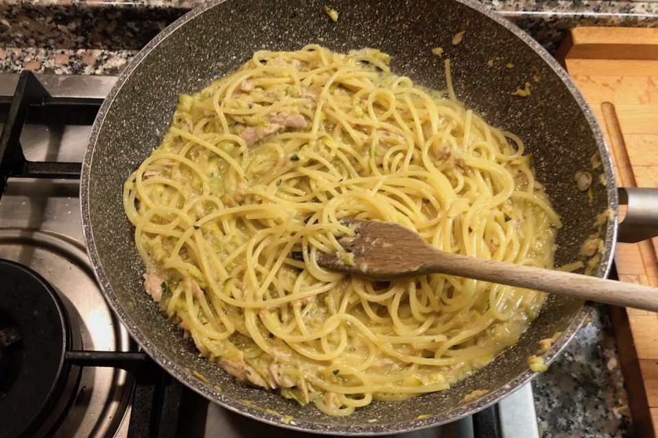 Spaghetti con tonno zucchine e limone