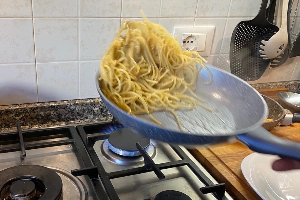 Spaghetti con mollica e acciughe