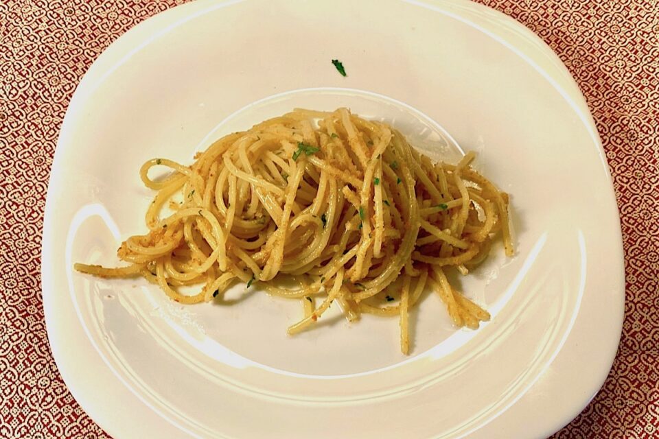 Spaghetti con mollica e acciughe