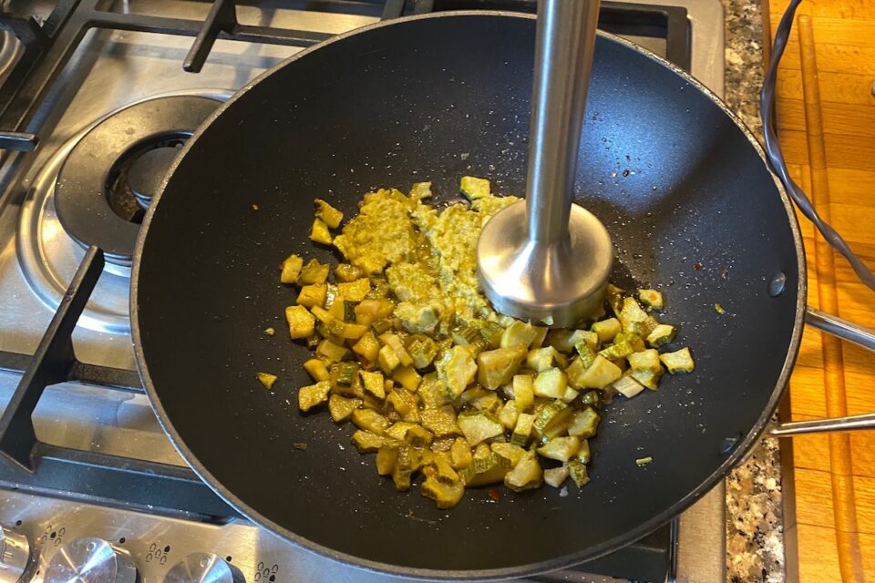 Spaghetti con zucchine alici e pistacchi