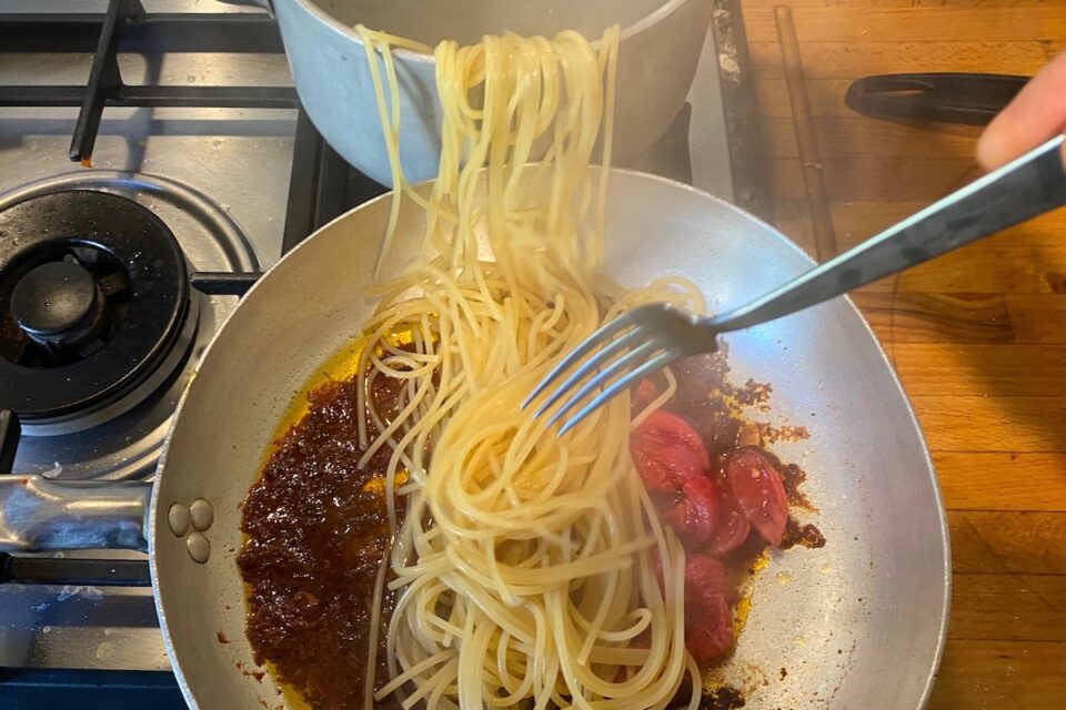 Spaghetti con pasta di olive