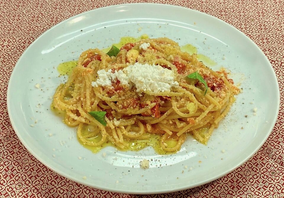 Spaghetti con ricotta e pomodoro