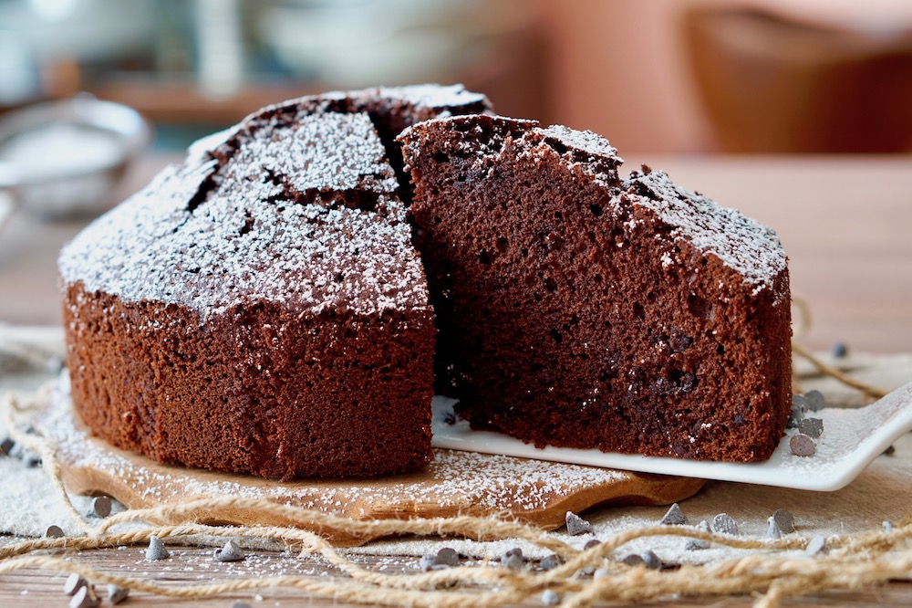 Il cioccolato ciambellone con il rum e le gocce di cioccolato in una teglia.  in casa il cioccolato fondente pasticceria per la colazione o per dessert  Foto stock - Alamy