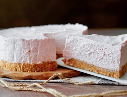 Torta Fredda alle Fragole e Cioccolato Bianco