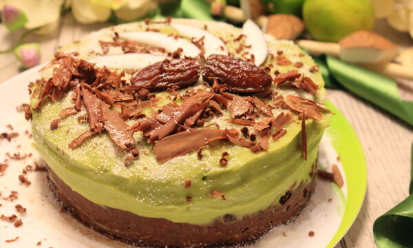 Torta fredda esotica con avocado, cocco e datteri