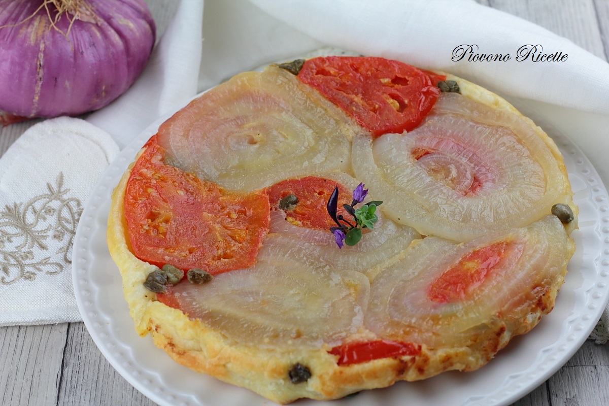 torta rovesciata con pomodori e cipolle
