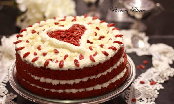 Red velvet cake con latte di mandorla e bacche di goji