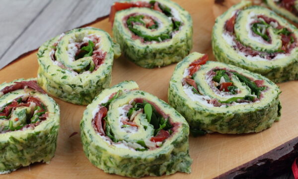 Rotolo di frittata alla rucola con caprino e bresaola