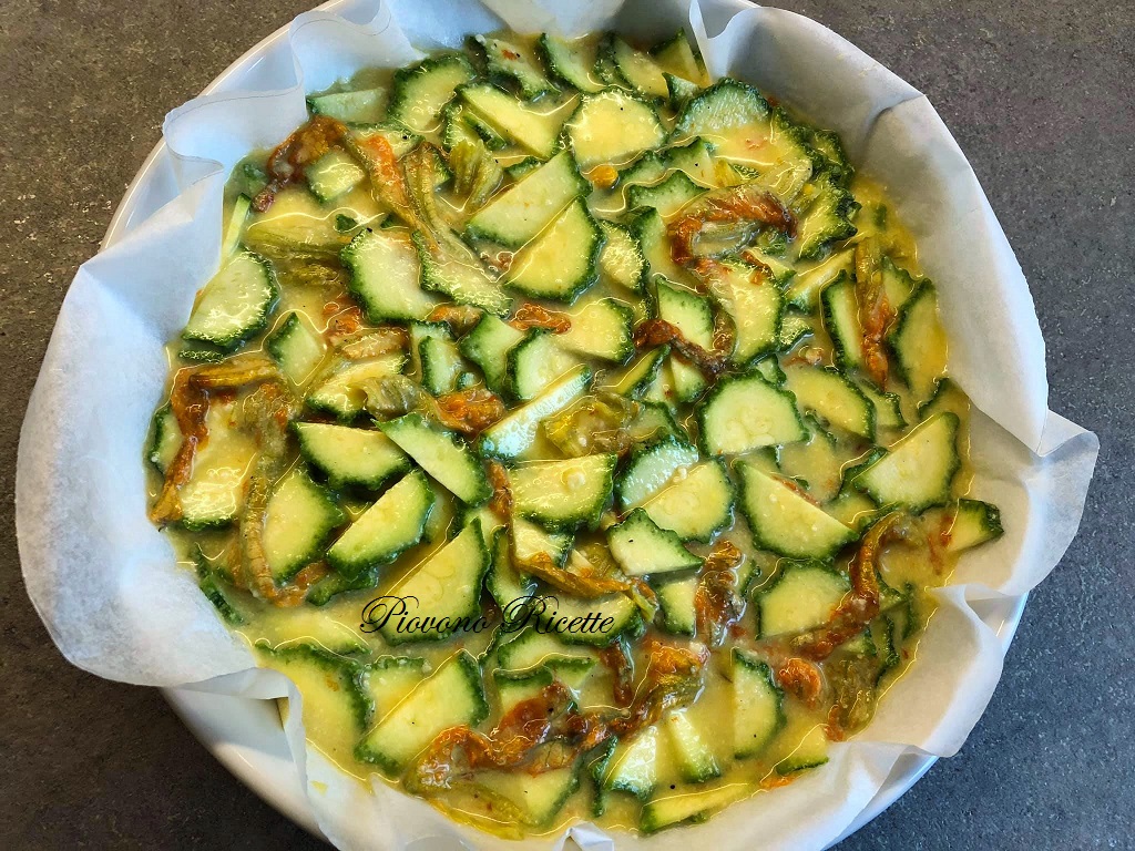 Frittata con zucchine e fiori di zucca, cotta al forno - Piovono Ricette