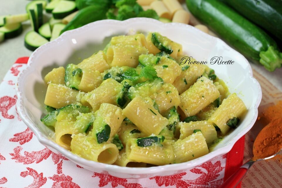 Pasta con zucchine e curcuma