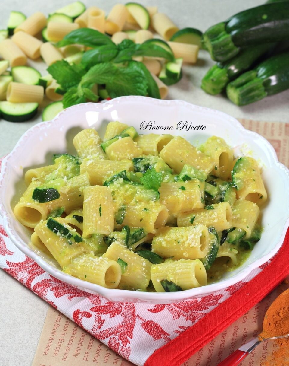 pasta con zucchine e curcuma