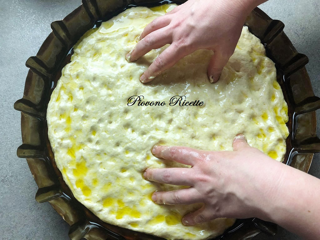 Focaccia barese: la ricetta originale e tutti i consigli - Piovono Ricette