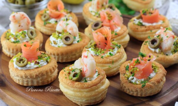 Vol au vent al salmone e gamberi