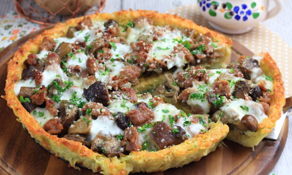 Crostata di patate con funghi e salsiccia