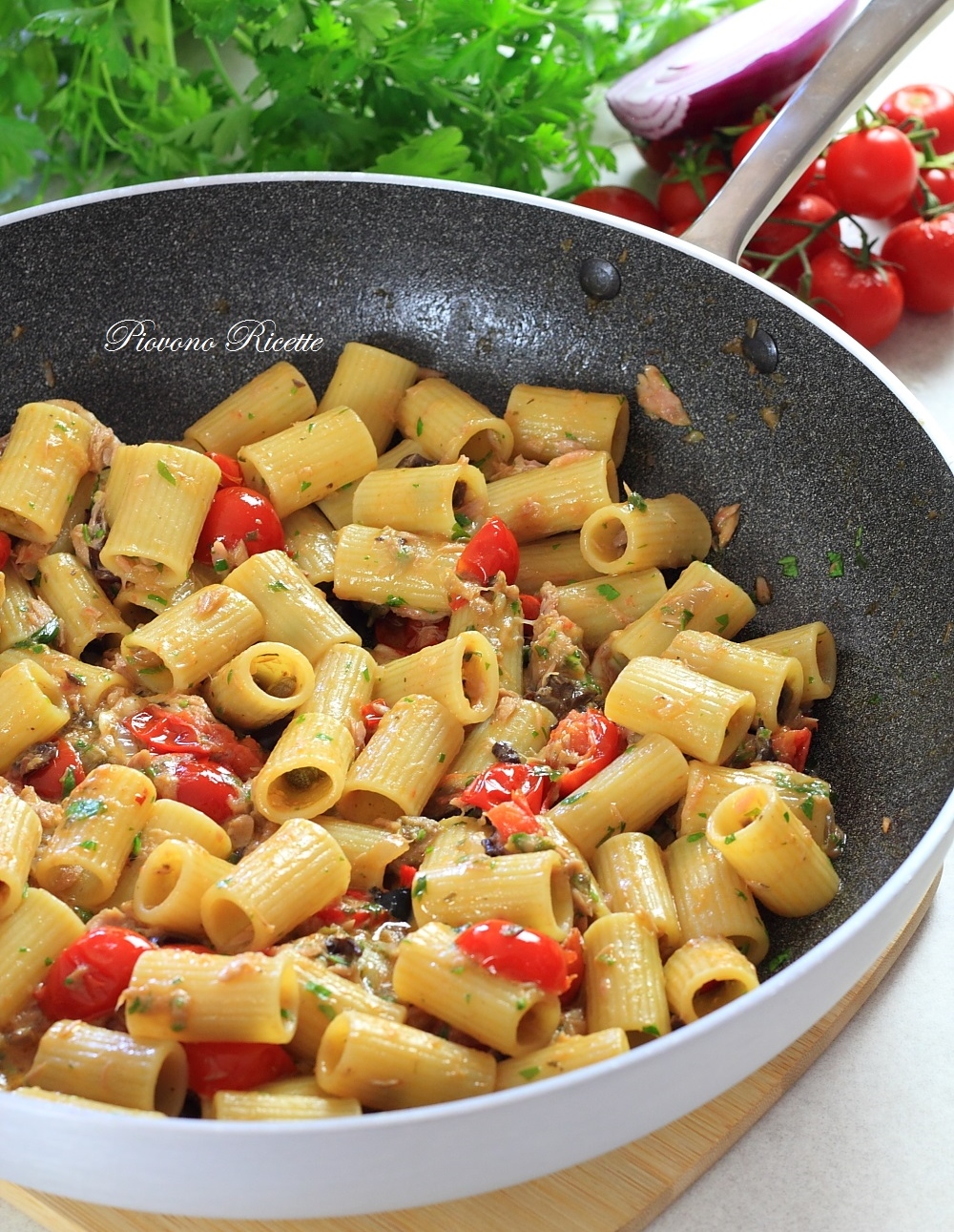 Pasta con tonno e mozzarella - ghiotta e filante - Piovono Ricette