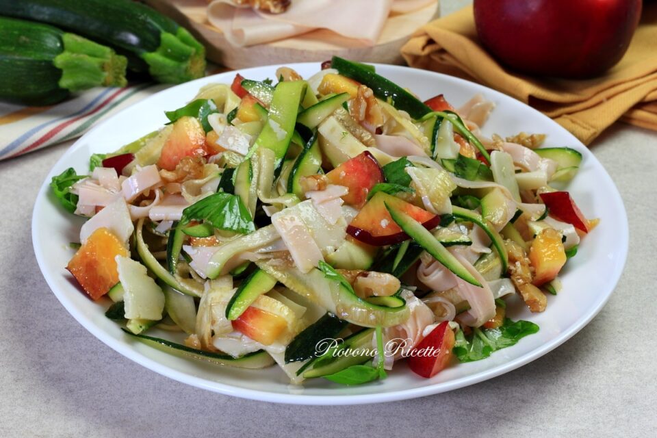 insalata con zucchine pesche e tacchino