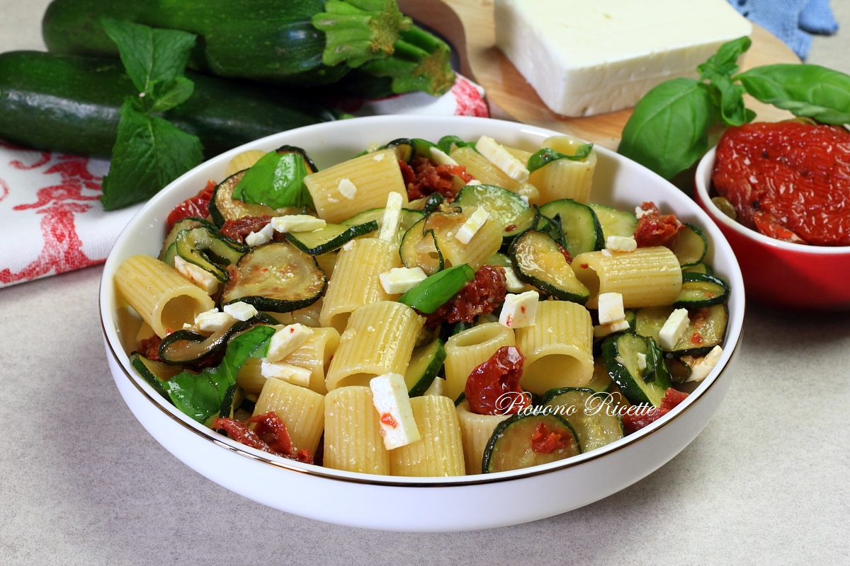 pasta fredda con zucchine e feta