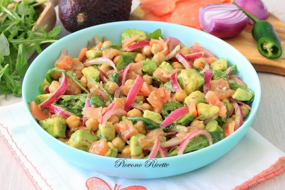 insalata di ceci salmone e cipolle marinate