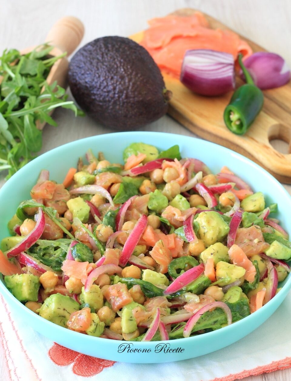 insalata di ceci salmone e cipolle marinate 