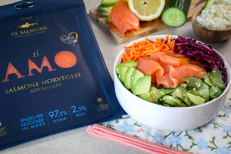  poke bowl con salmone e cetrioli