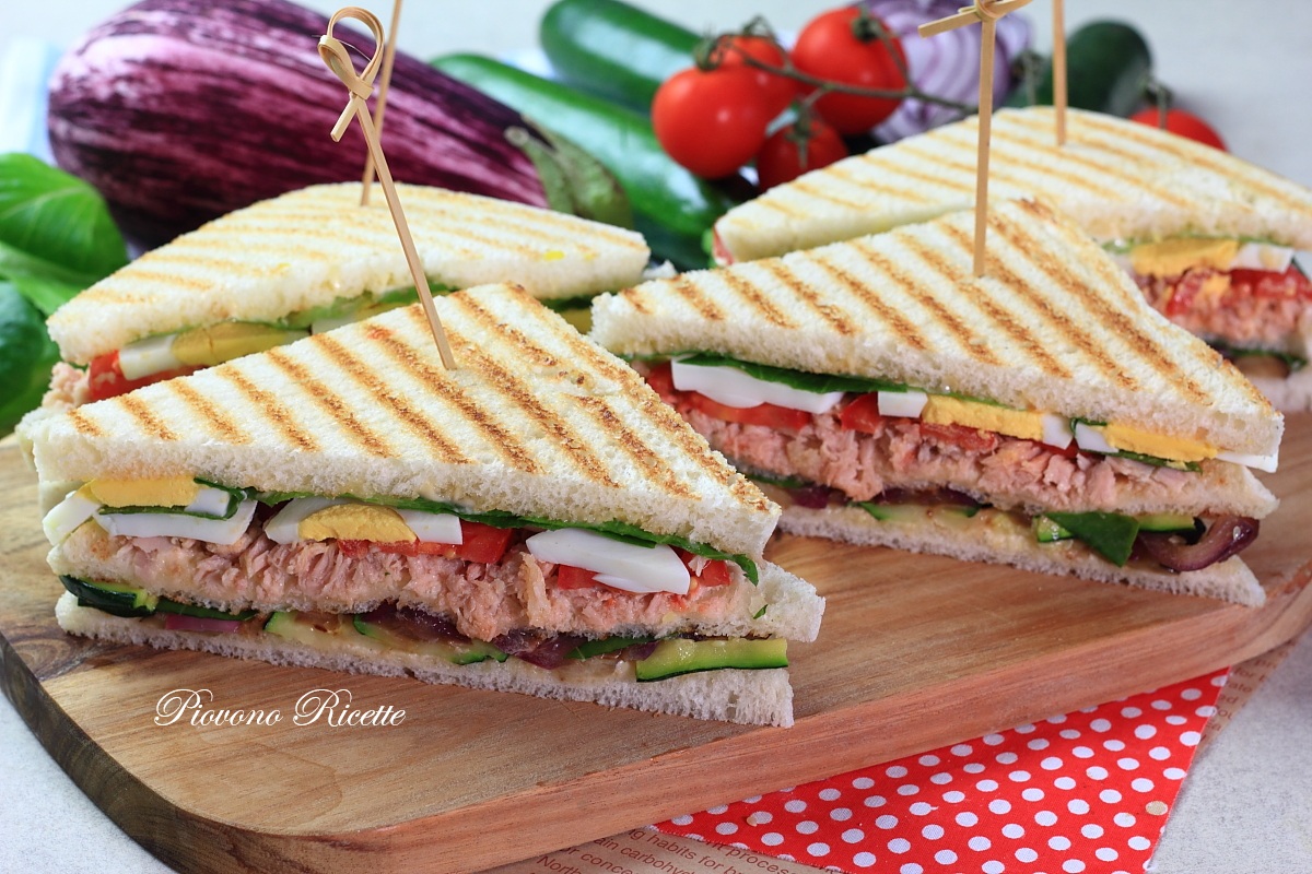 club sandwich con tonno e verdure