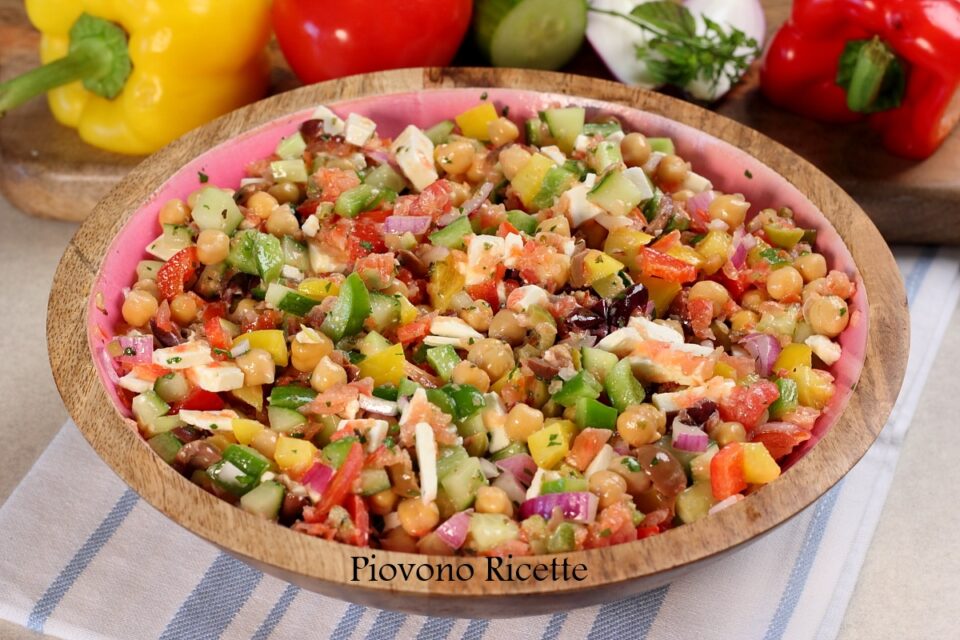 Insalata di ceci mediterranea con salsa all’acqua di pomodoro