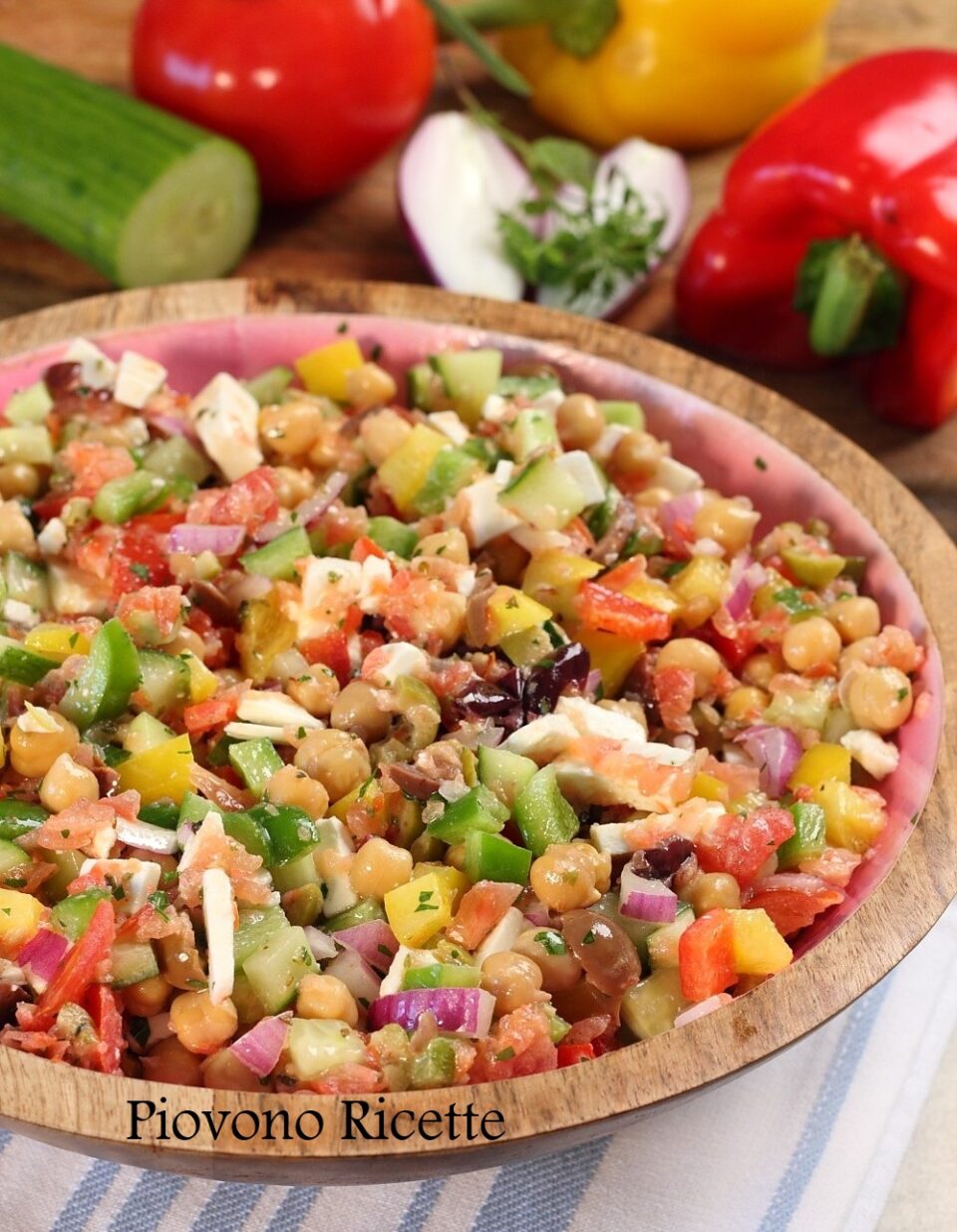 Insalata di ceci mediterranea con salsa all’acqua di pomodoro