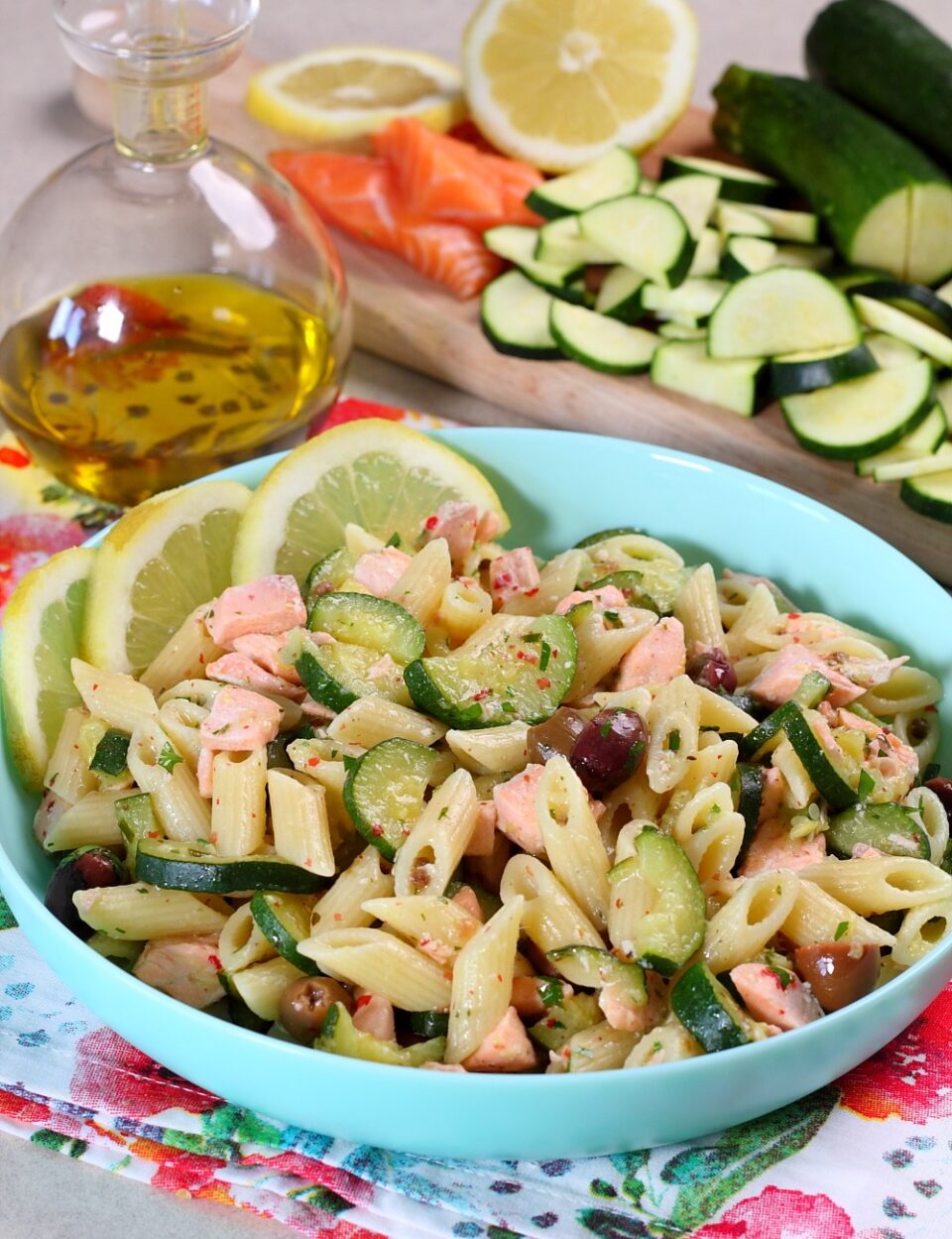 pasta fredda con zucchine e salmone
