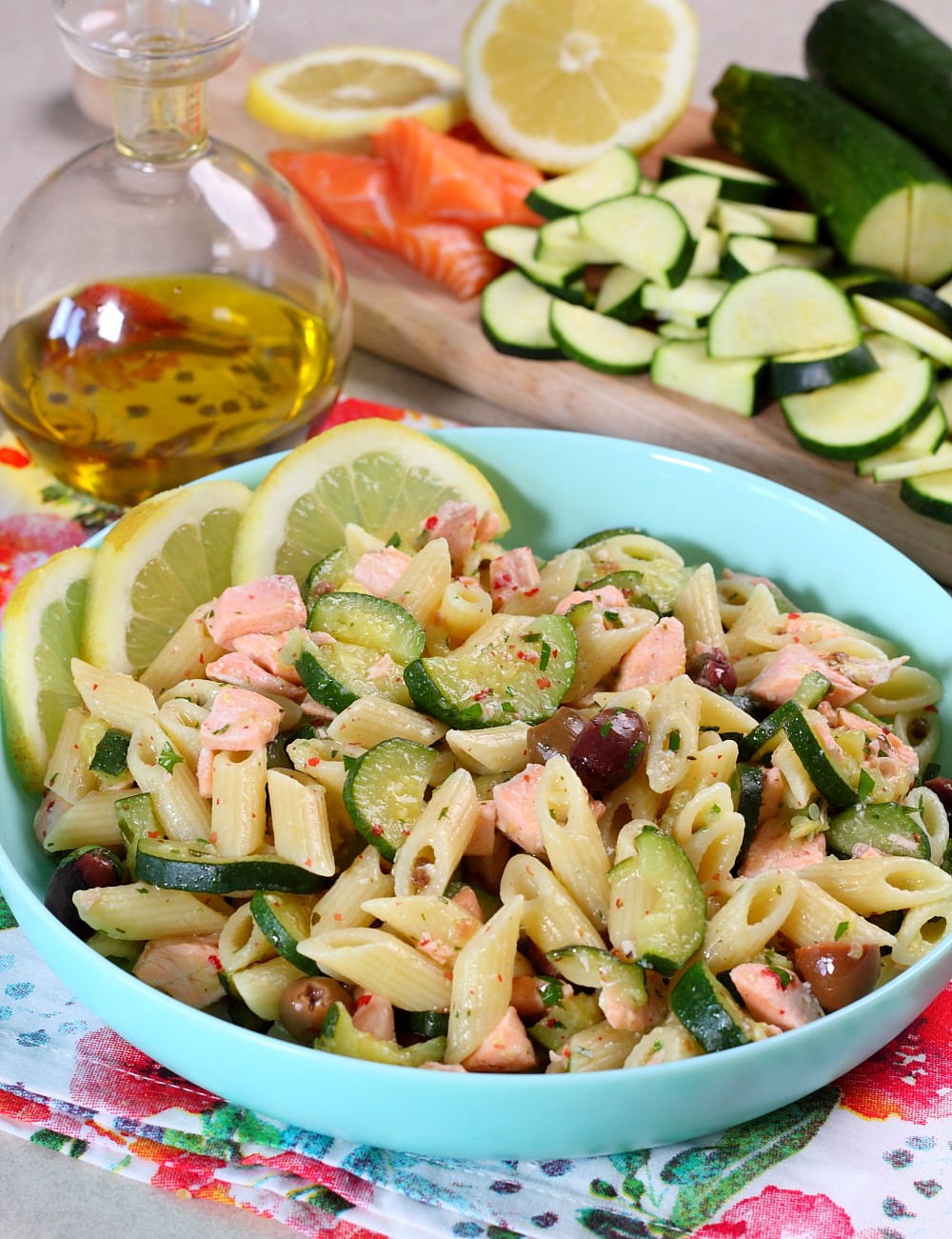 Pasta fredda con zucchine e salmone - Piovono Ricette